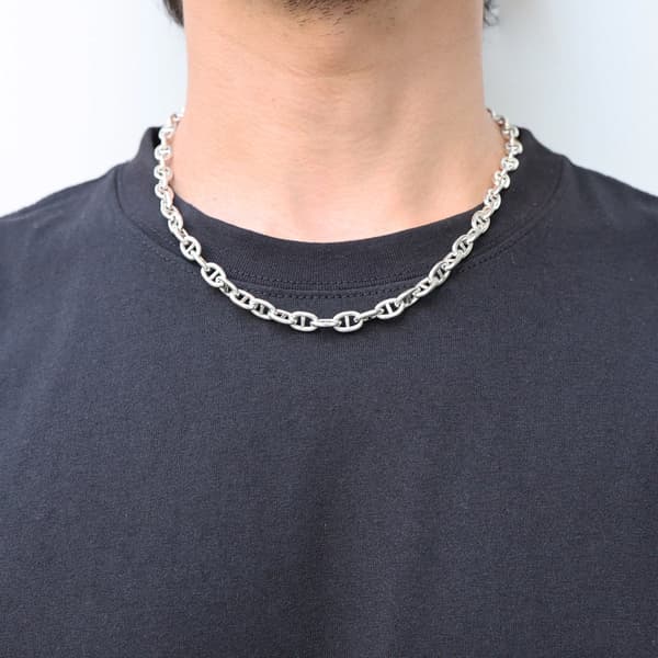 COLLAR HOLLOW MARINE CHAIN (GRUESO) puesto alrededor del cuello