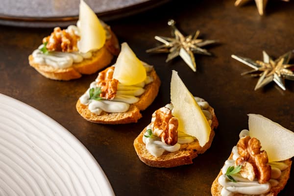 Bruschetta keju biru dan pir