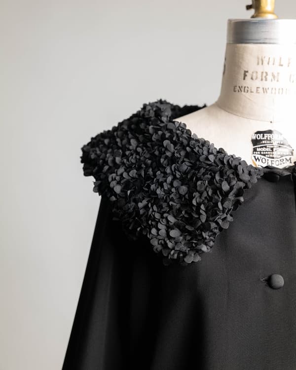 Blusa y falda con detalle de pétalos