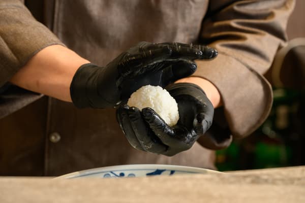 新鮮製作飯糰的現場廚房