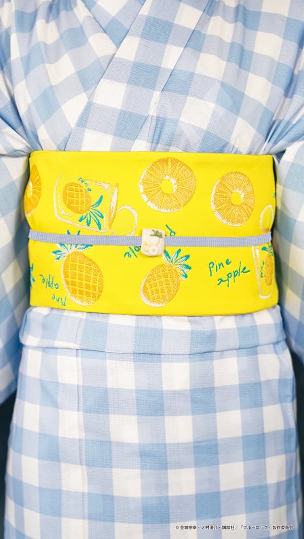 El obi se basa en el color amarillo de su personaje y está bordado con una piña en lata. El obi-dome refleja el aspecto del envase de una piña.