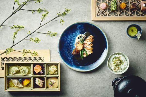 午餐套餐包括開胃菜盒、炭烤主菜、時令米飯和甜點車