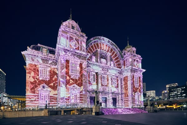 Edisi 2025 projection mapping pada dinding Osaka City Central Public Hall