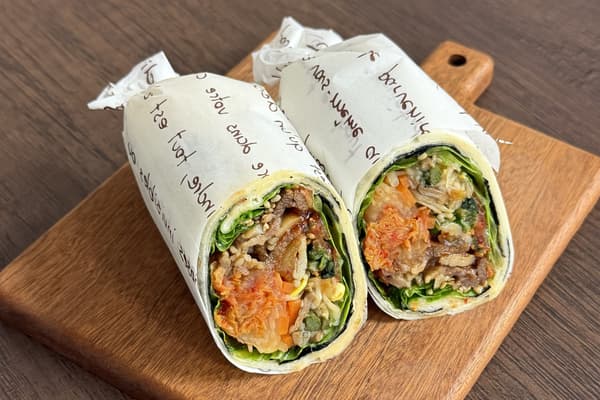 Sándwich tipo wrap de kalbi de ternera al estilo coreano y kimchi