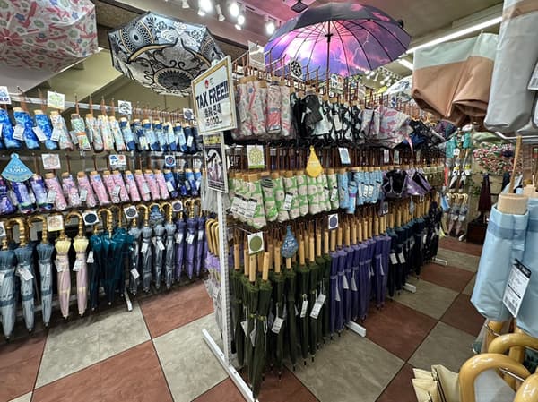 展示色彩繽紛的日式雨傘，配有傳統燈籠照明