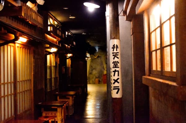 调查区域内散落着线索的场景