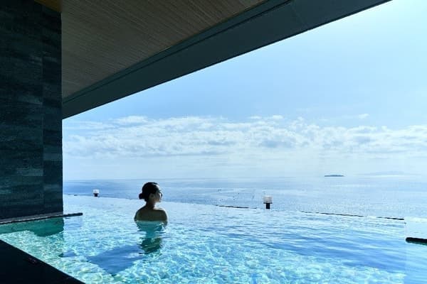 Open-air bath with a view at Karaku