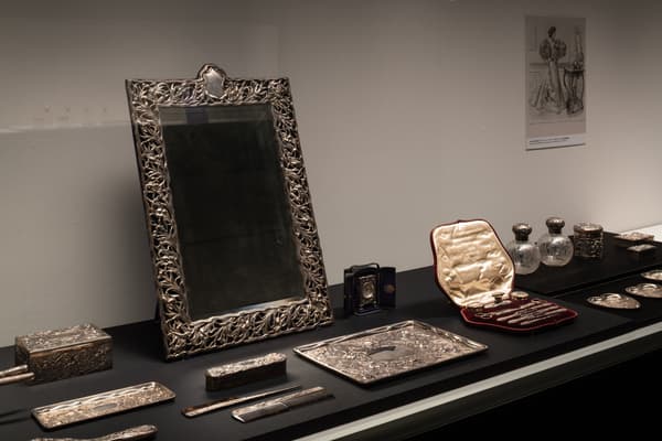 鸢尾花纹银制化妆品套装，Goldsmiths & Silversmiths，1903-1907年 摄影：加藤健