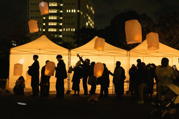 准备放飞的灯笼