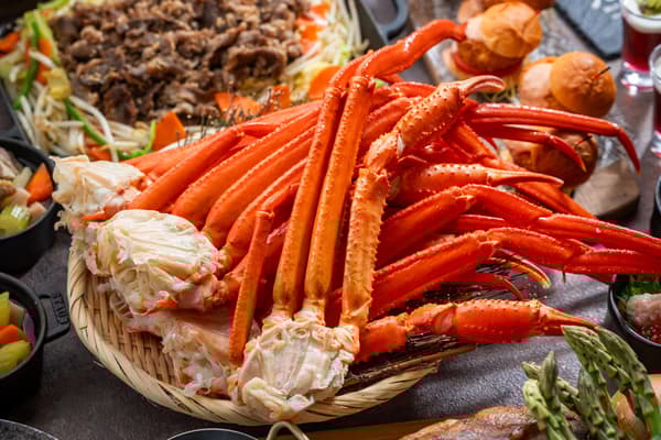 Boiled crab (available during weekday dinners and weekends/holidays; both lunch and dinner from April 25 to May 6)