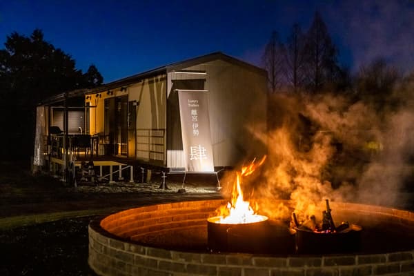 Contoh rumah trailer penggunaan pribadi dengan pemandian terbuka di malam hari