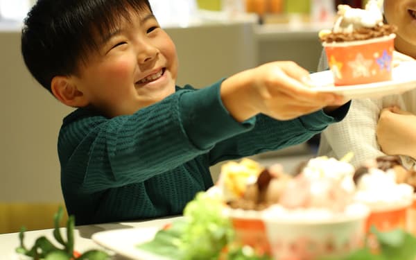 工作人员将礼物交给孩子