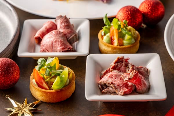 Pilihan antipasti dengan daging sapi panggang