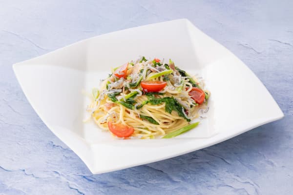 白子和春季蔬菜意大利面