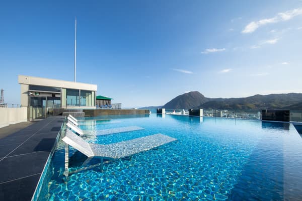 Vista desde la piscina infinita de la azotea en Amanek Beppu Yurari