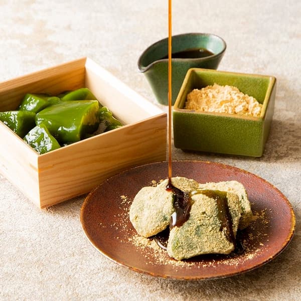 每天在店内新鲜制作的生蕨饼