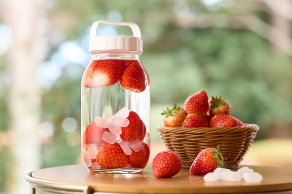 Strawberry liqueur making