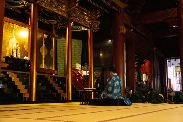 在羽黑山顶三神合祭殿举行的朝御馔祭——神职人员在神社的寂静中诵读祝词