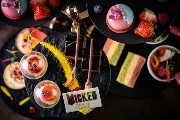 主盘上描绘了两个女巫和黄砖路