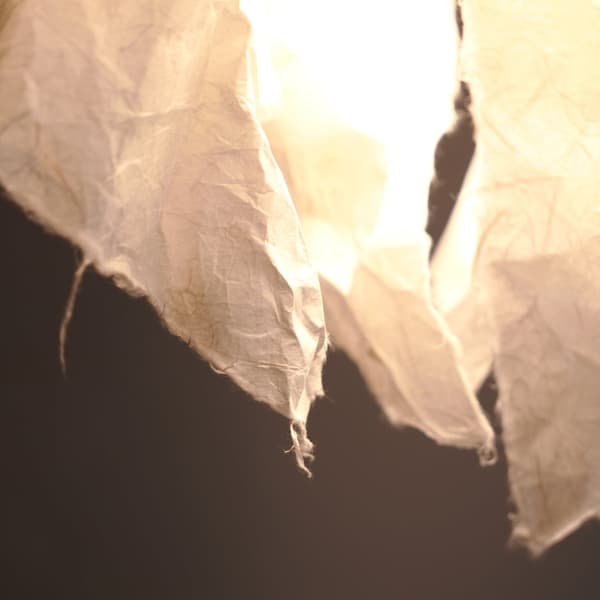 Bordes inferiores de la pantalla de washi brillando con luz