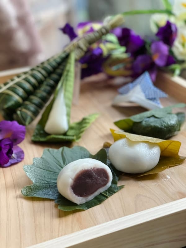 手工包裹在栎树叶中的柏饼