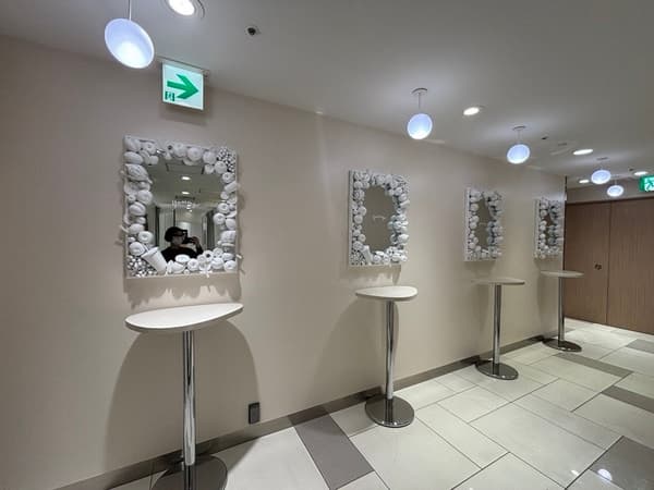 Espacio de comedor en la planta B1F Oeste