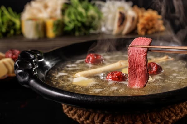 Winter Valley Medicinal Herb Hot Pot (冬谷の薬膳鍋), which warms the chilled body from the inside
