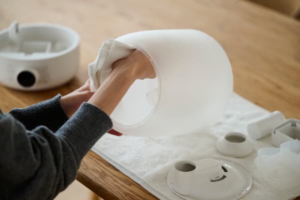 Mencuci tangki air dengan tangan