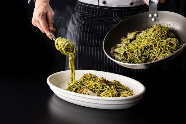 午餐自助餐现场供应全部 6 种意面