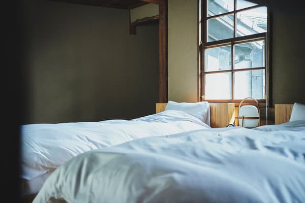 Kamar tidur di lantai dua Aneks (Hanare) terbuka ke ruang hampa untuk memberikan kesan lapang