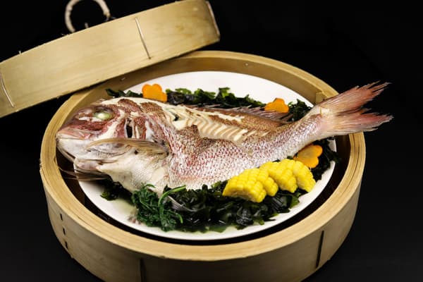Ikan kakap Ume Madai kukus utuh