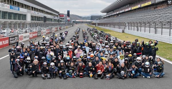 富士赛道主赛道巡游，时间为上午11:00至中午12:00，包含引导巡游和纪念合影