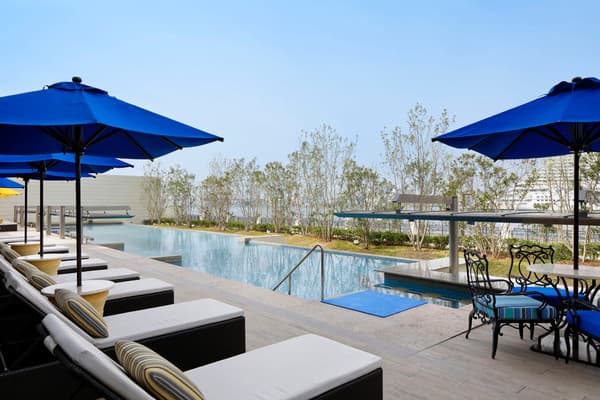 Oceans Spa室外温水泳池