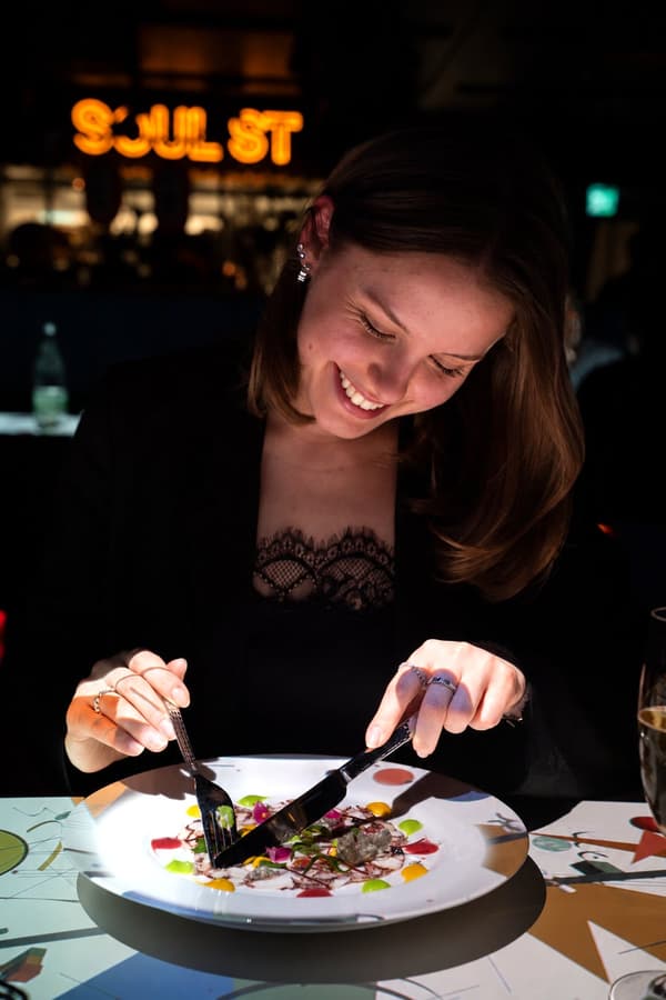Comensal disfrutando de un plato en un espectáculo gastronómico de Le Petit Chef