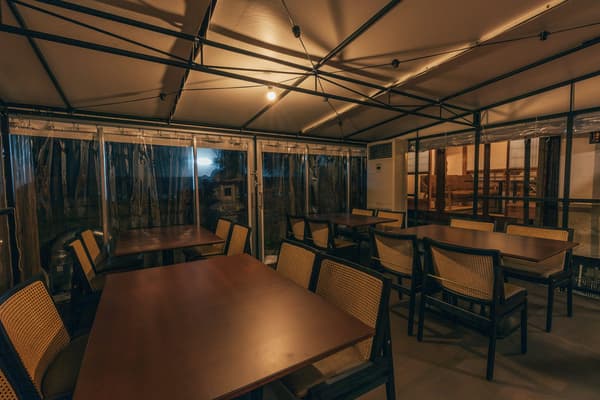 带暖气的露台座位