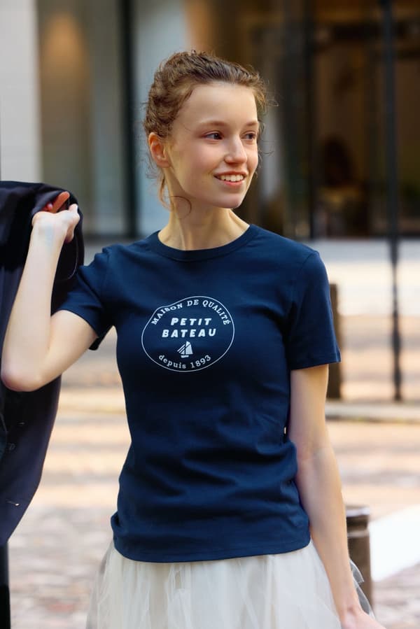 带有“MAISON DE QUALITÉ”LOGO的藏青色T恤