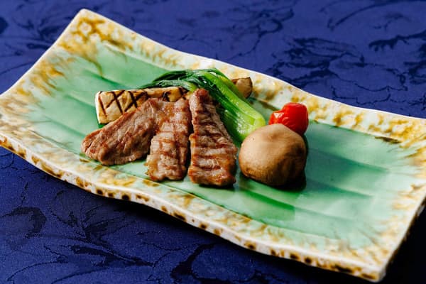 Steik daging sapi Jepang dengan sayuran musiman