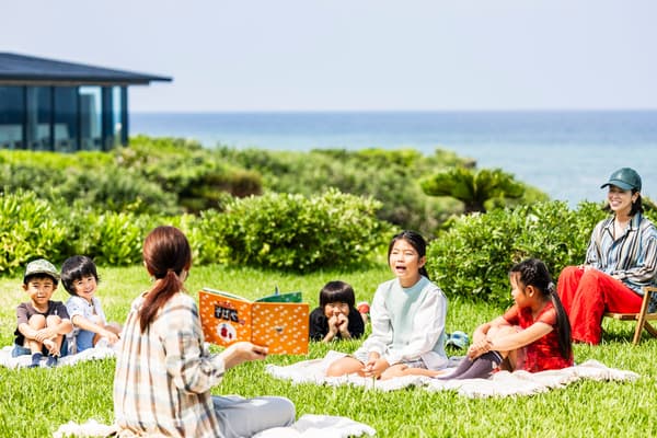 當地朗讀團體在沙灘上進行說書活動