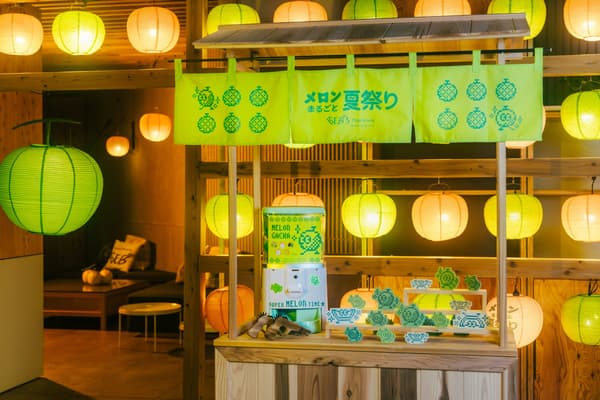 사격장과 뽑기 기계가 있는 멜론 매대