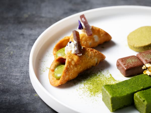 มัทฉะคานโนลีท็อปด้วย Yokosuka Navy Yokan