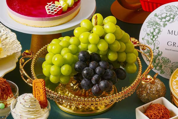 Shine Muscat and grapes are served all-you-can-eat
