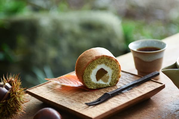 Gâteau Roulé Kastanye Jepang dan Teh Hitam Jepang