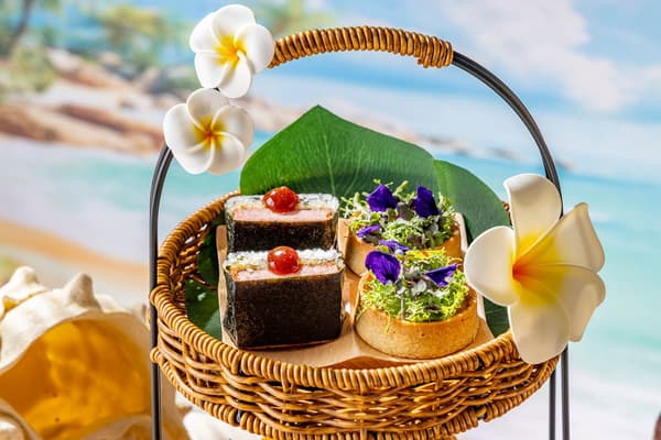 烤午餐肉饭团奖章（左）与章鱼芋叶乳蛋饼（右）