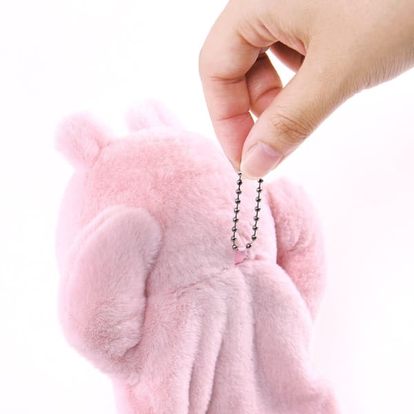Una cadena de bolas insertada a través de la presilla en la parte posterior del cuello del estuche para lápices de conejo