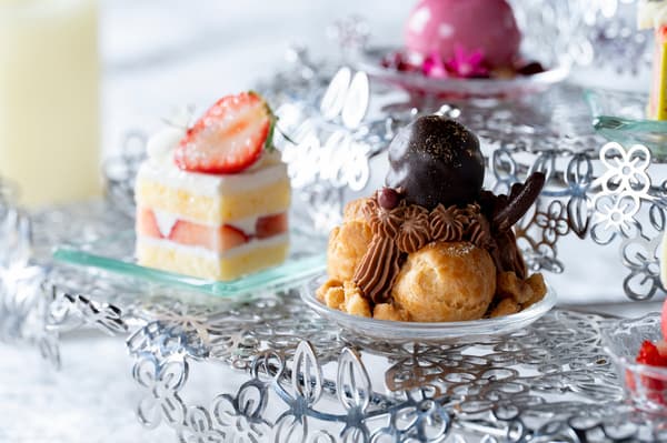 Tarta de fresa y profiterol