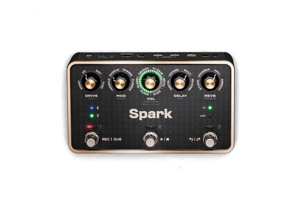 Spark PEDAL의 5개 노브와 3개 풋스위치