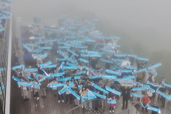 Participantes de la ceremonia posan juntos en la terraza Unkai para conmemorar el hito