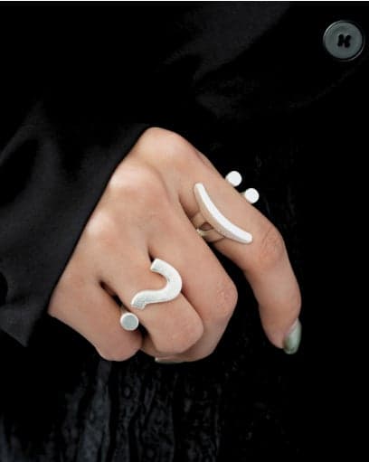 Cincin perak dikenakan di tangan