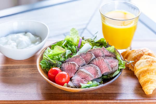 조식용 로스트 비프 및 크루아상 샌드위치
