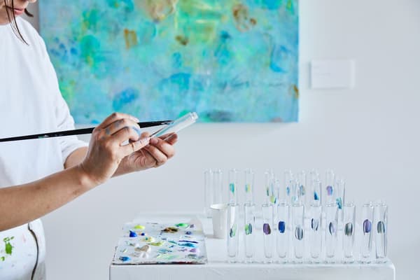 由艺术家亲手绘制的每一瓶香氛